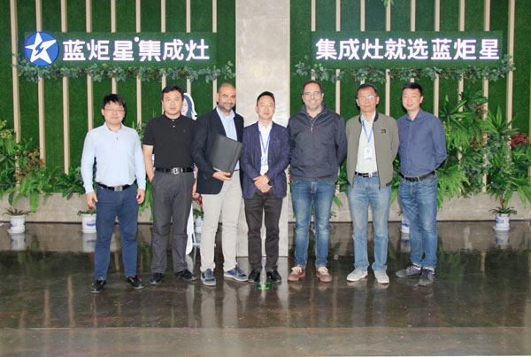 錢(qián)總(中)、汪總(右二)與蒂芬迪總部代表團(tuán)合影