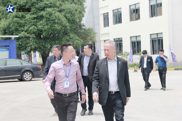 藍(lán)炬星電器總經(jīng)理錢松良先生(左)