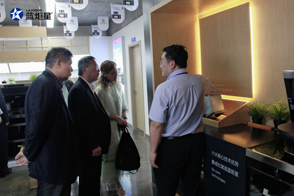 演示藍(lán)炬星集成灶大吸力