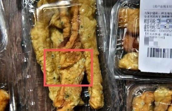 ▲ 外賣點到發(fā)霉油條，紅框內(nèi)霉菌明顯