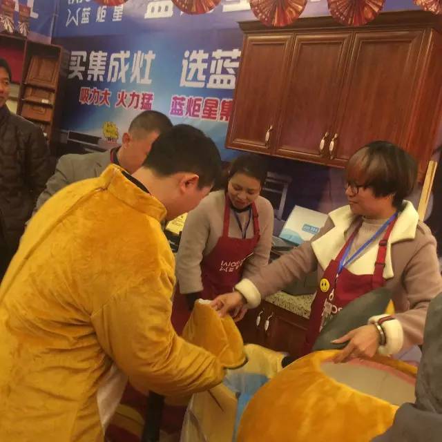 藍(lán)炬星集成灶展區(qū)