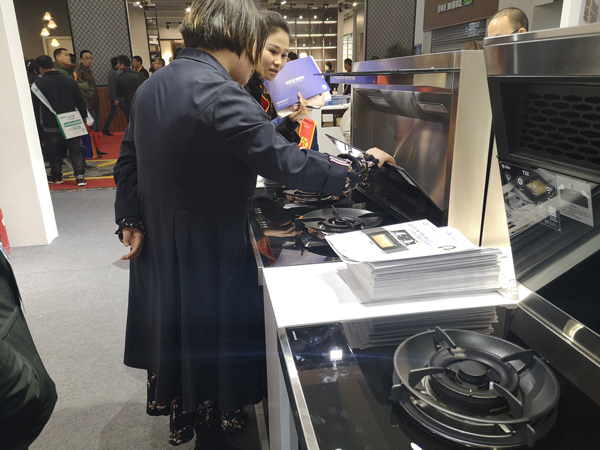 (觀展者對藍(lán)炬星產(chǎn)生濃厚興趣)