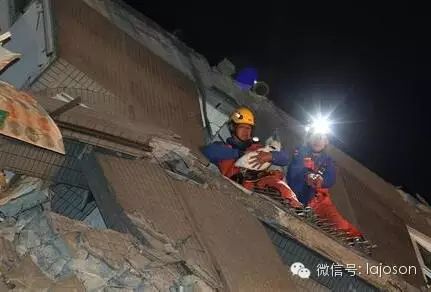 被困大樓，搜救人員進行搜救