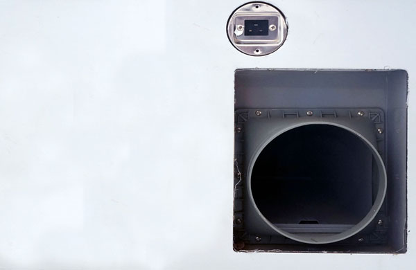 集成灶右側(cè)接煙管并插電