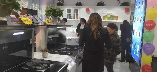 向客戶介紹集成灶吸煙效果