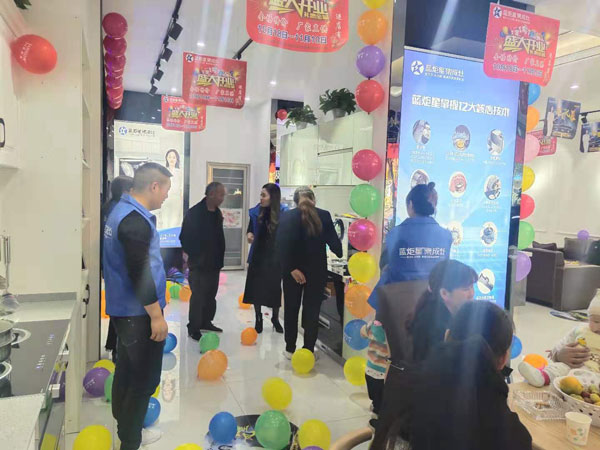 導(dǎo)購細(xì)心講解