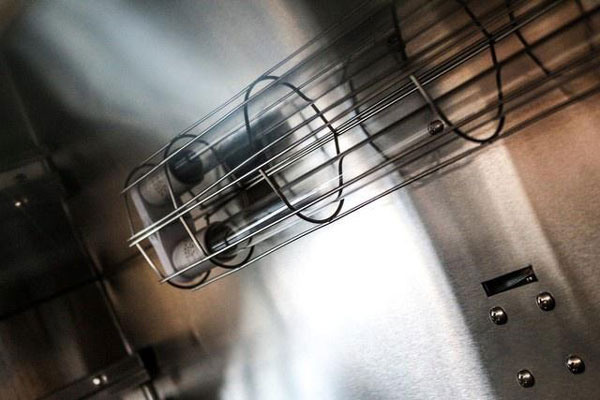 消毒柜內(nèi)側的紅外加熱管