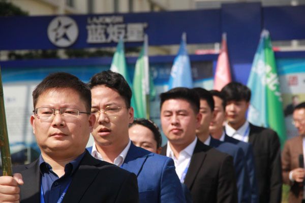 戰(zhàn)旗獵獵，閃耀榮光