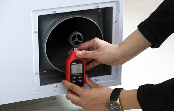 出風口在低檔時風速約為12.9m/s，相當于6級風