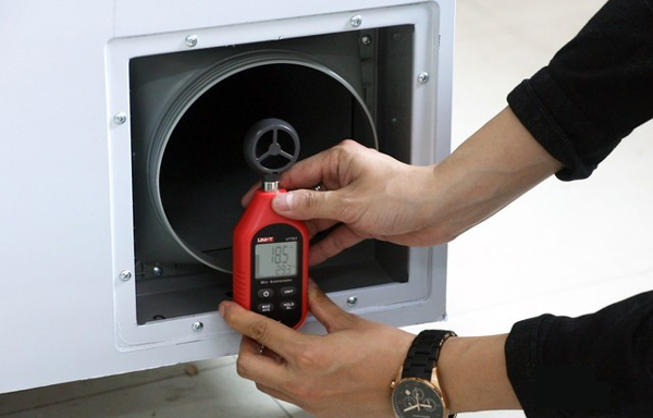 出風口在高檔時風速約為18.5m/s，相當于8級風