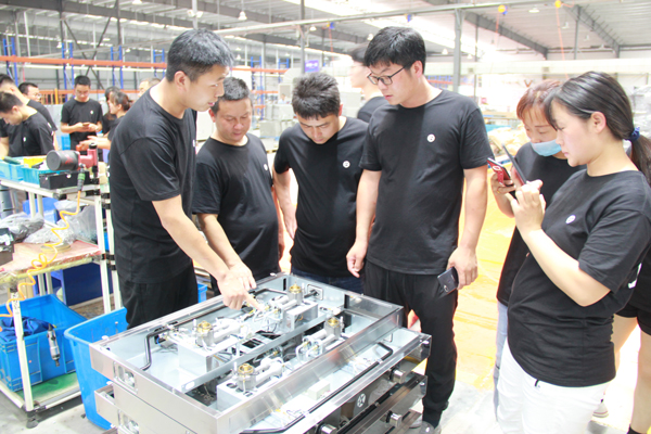 新晉經(jīng)銷商走進藍炬星車間