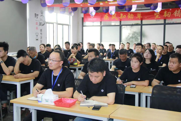 各位核心加盟商認真聽取戰(zhàn)略規(guī)劃并做好筆記