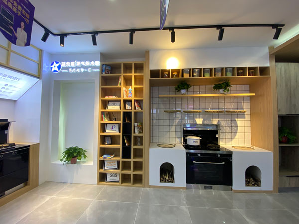 梁芳店內(nèi)涵蓋多款藍(lán)炬星爆品