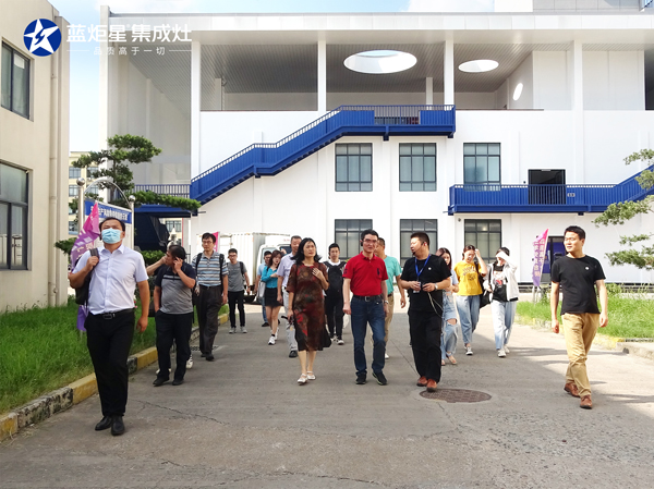 李正衛(wèi)書(shū)記一行參觀藍(lán)炬星智能制造生產(chǎn)線