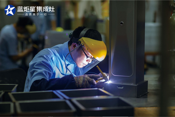 藍(lán)炬星集成灶專注高端廚房的研發(fā)與制造