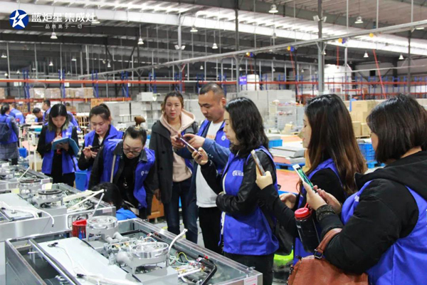 一同參觀藍(lán)炬星智能智造小鎮(zhèn)