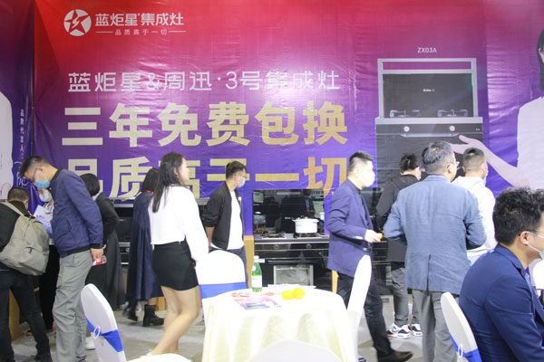 眾多客戶組團參觀了藍炬星展位