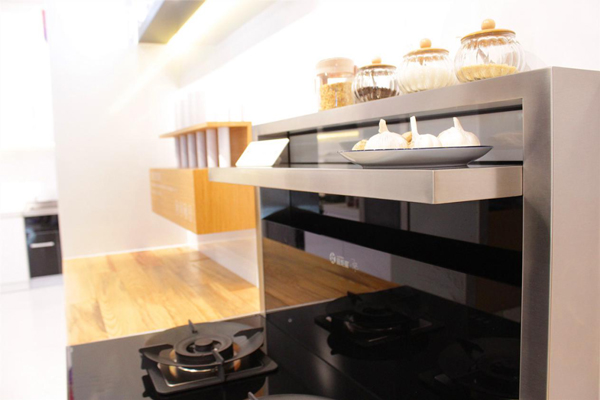 藍(lán)炬星集成灶整機(jī)采用鋼化玻璃和不銹鋼