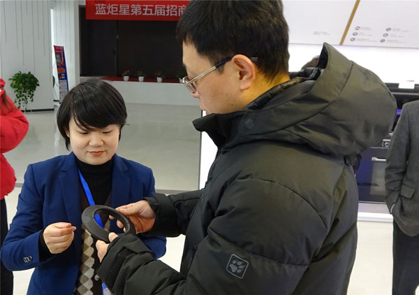 藍(lán)炬星培訓(xùn)部王釵向領(lǐng)導(dǎo)們介紹藍(lán)炬星集成灶產(chǎn)品