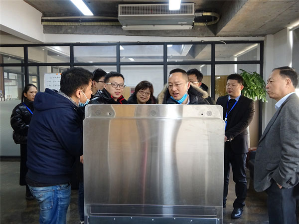 藍(lán)炬星市場中心馮總監(jiān)為協(xié)會領(lǐng)導(dǎo)們介紹了即將隆重上市的藍(lán)炬星AIOT智能集成灶