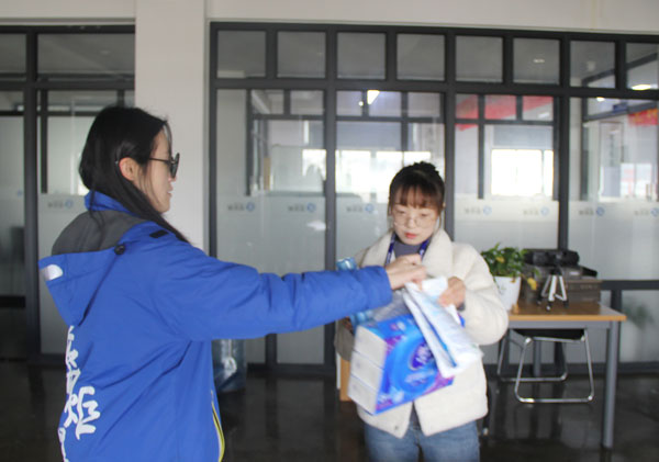 藍(lán)炬星總經(jīng)辦為各個(gè)部門在崗女職工送上暖心福利