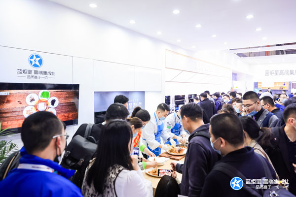 展會(huì)現(xiàn)場(chǎng)圍觀群眾