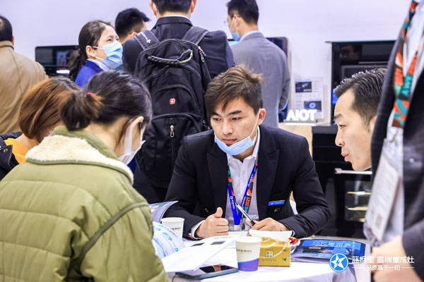 藍(lán)炬星負(fù)責(zé)人與意向簽約客戶深度交流