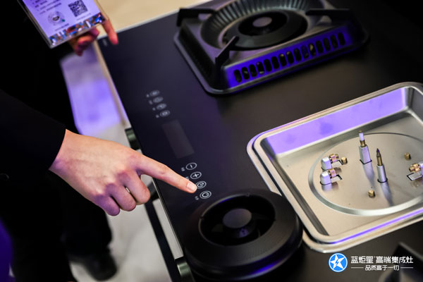 參戰(zhàn)人員試用藍(lán)炬星AIoT高端集成灶