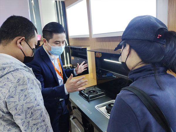 現(xiàn)場對藍(lán)炬星AIoT高端集成灶進(jìn)行講解