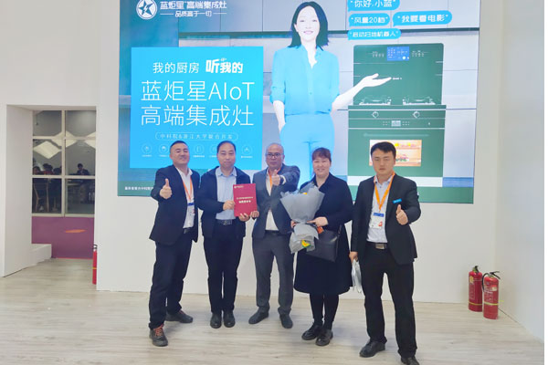 三天展期藍(lán)炬星展館吸引眾多客戶