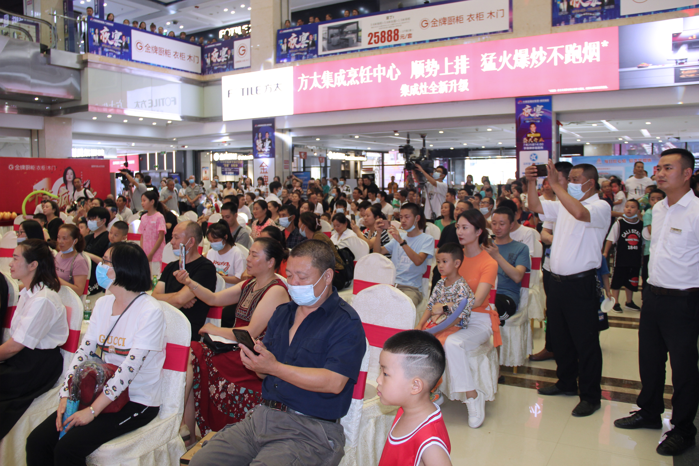 藍(lán)炬星集成灶開(kāi)業(yè)活動(dòng)人山人海