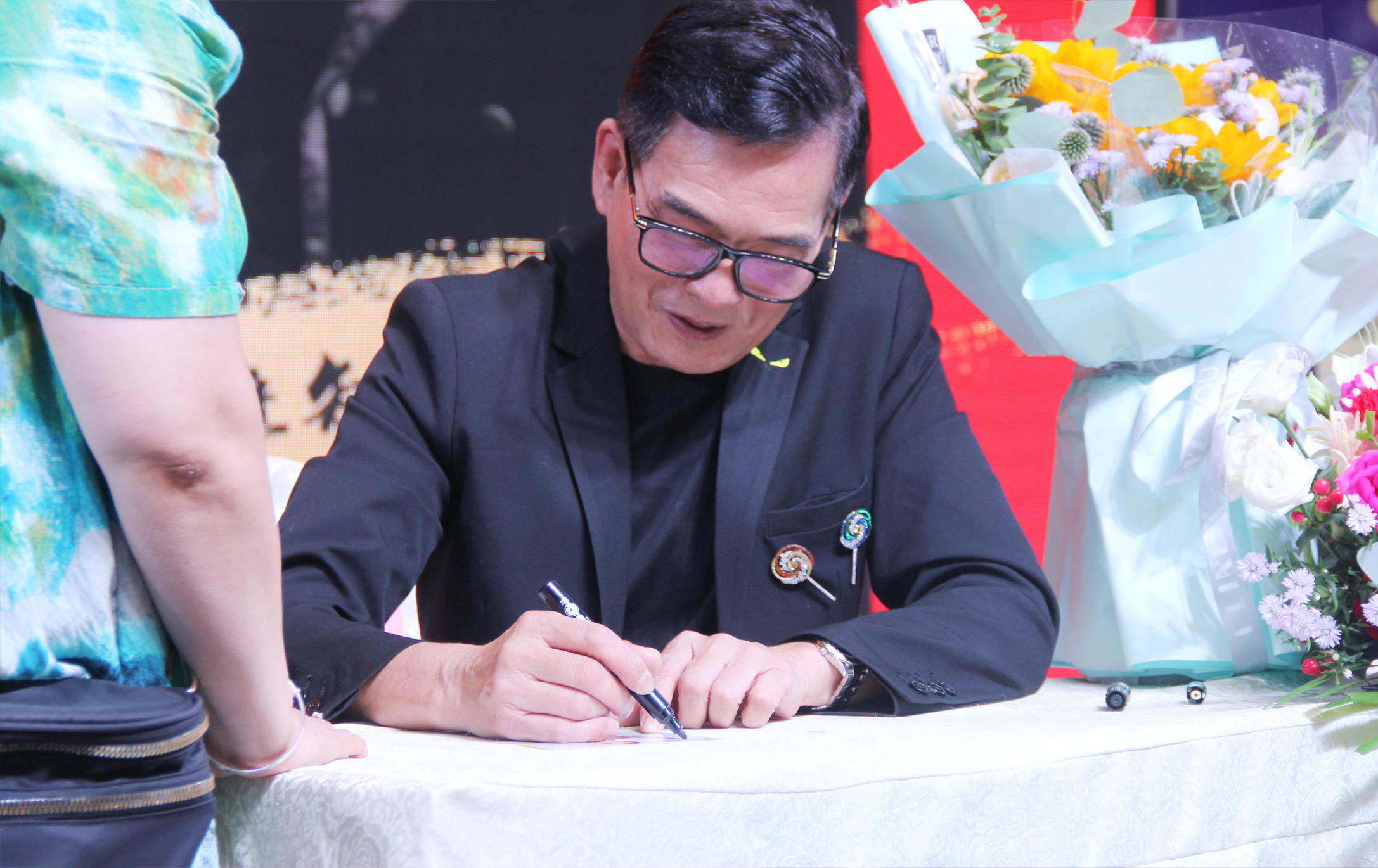 藍(lán)炬星集成灶大明宮旗艦店開(kāi)業(yè)助陣明星簽名