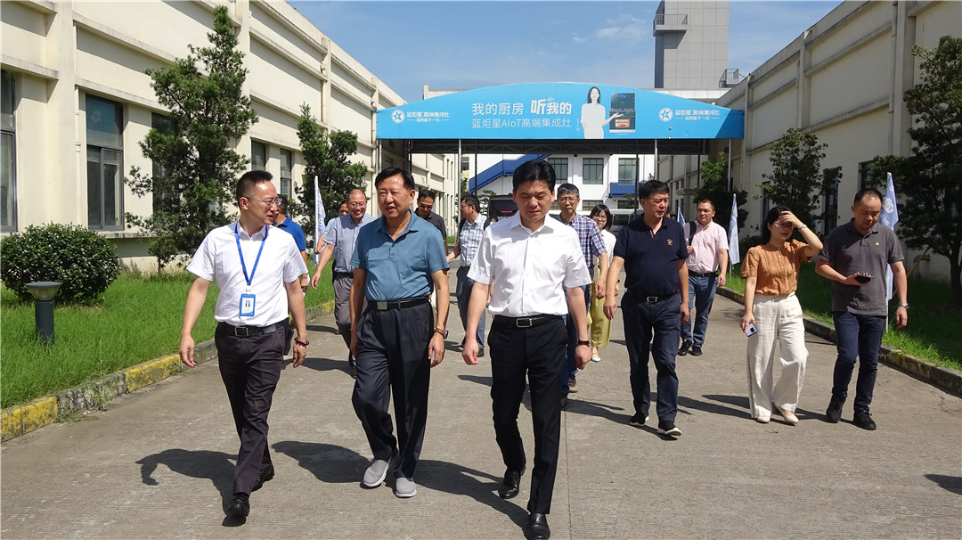 參觀藍(lán)炬星集成灶工廠